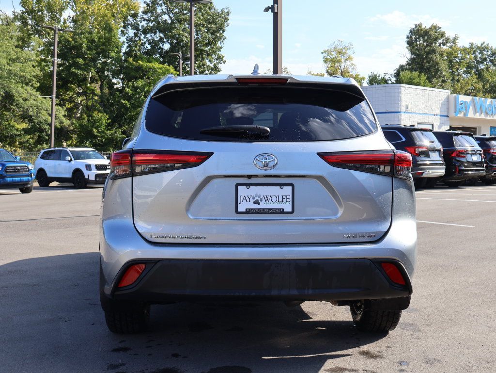 Used 2020 Toyota Highlander XLE AWD/4WD image 6
