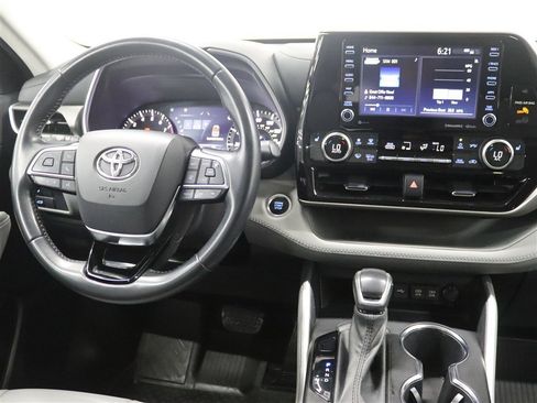 Used 2021 Toyota Highlander XLE AWD/4WD image 25