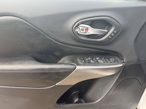 Used 2019 Jeep Cherokee Limited AWD/4WD image 16