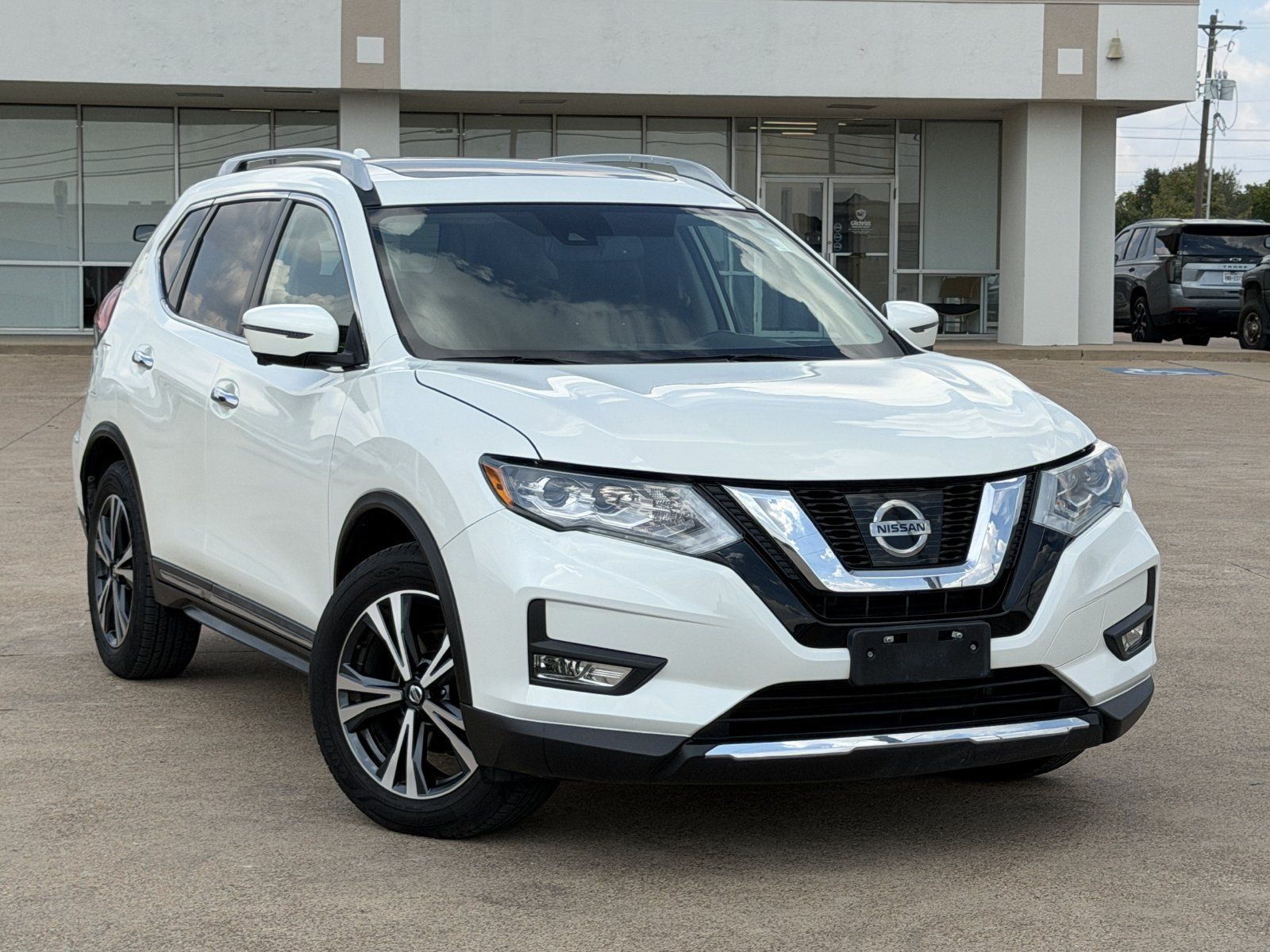 Used 2017 Nissan Rogue SL w/ SL Premium Package FWD image 2