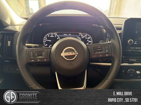 Used 2023 Nissan Pathfinder SV image 9