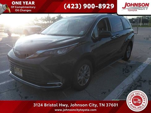 Used 2024 Toyota Sienna XLE FWD image 1
