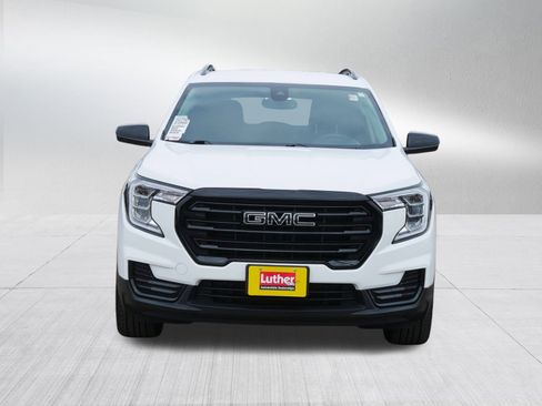 Used 2024 GMC Terrain SLE w/ Driver Convenience Package image 2