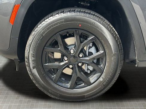 New 2026 Jeep Grand Cherokee Altitude image 11