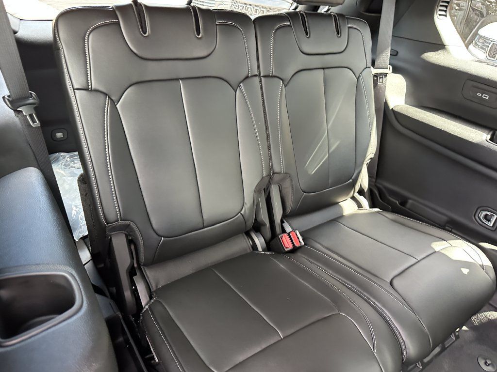 New 2026 Jeep Grand Cherokee L Limited w/ Limited Altitude Package AWD/4WD image 17