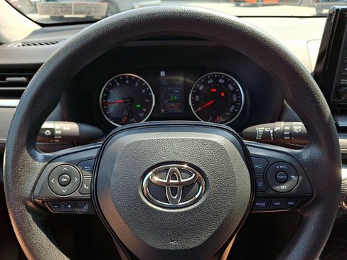 Used 2022 Toyota RAV4 XLE AWD/4WD image 18