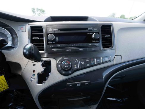 Used 2013 Toyota Sienna SE FWD image 17