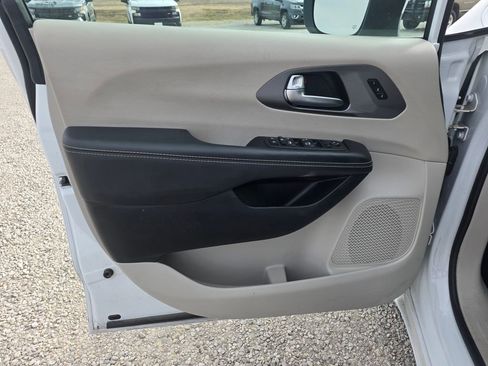 Used 2023 Chrysler Pacifica Touring-L image 9