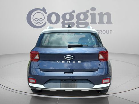Used 2020 Hyundai Venue FWD image 4