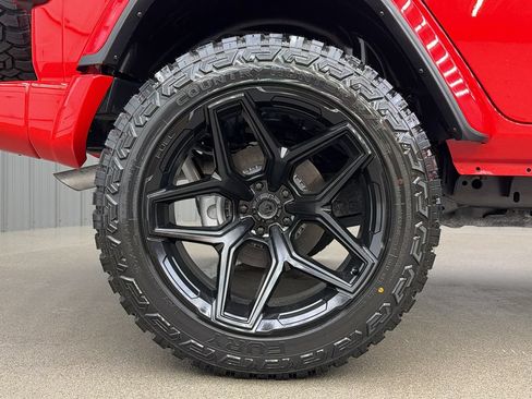 Used 2025 Jeep Wrangler Unlimited Sahara w/ Safety Group AWD/4WD image 11