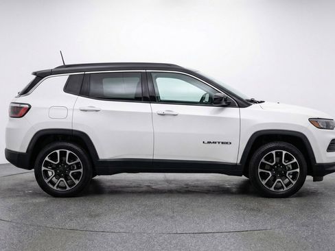 Used 2025 Jeep Compass Trailhawk image 11