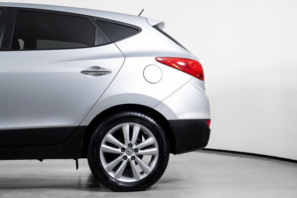Used 2010 Hyundai Tucson Limited w/ Premium Pkg 4 FWD image 15
