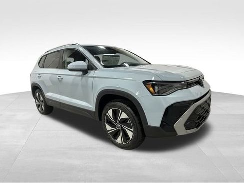 New 2026 Volkswagen Taos SE image 3
