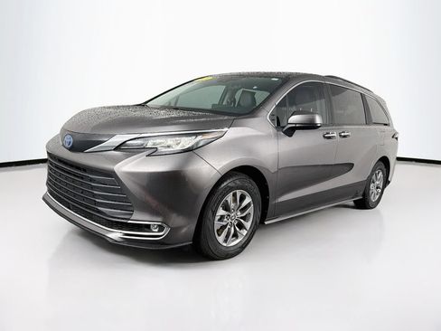 Used 2023 Toyota Sienna XLE FWD image 3