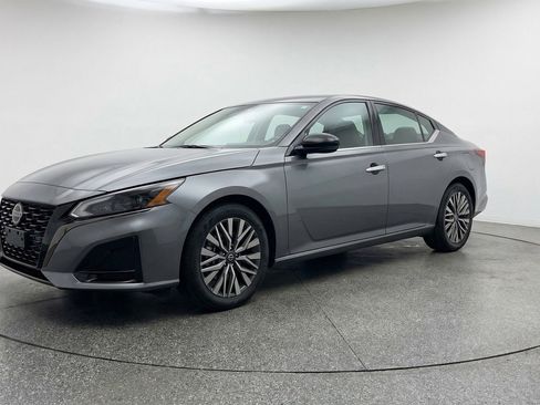 Used 2025 Nissan Altima 2.5 SV image 3