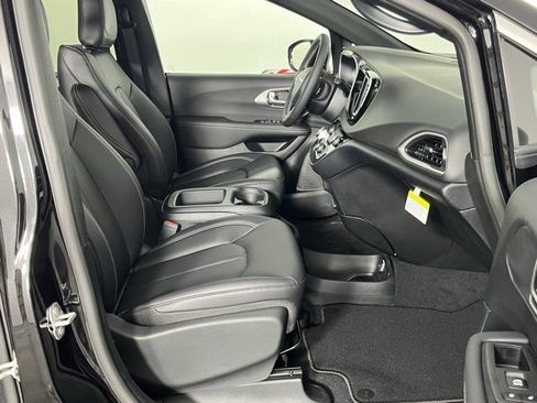 New 2026 Chrysler Voyager LX image 30