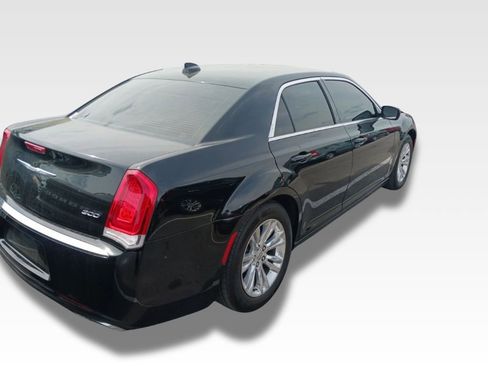 Used 2018 Chrysler 300 Touring w/ Driver Convenience Group RWD image 4