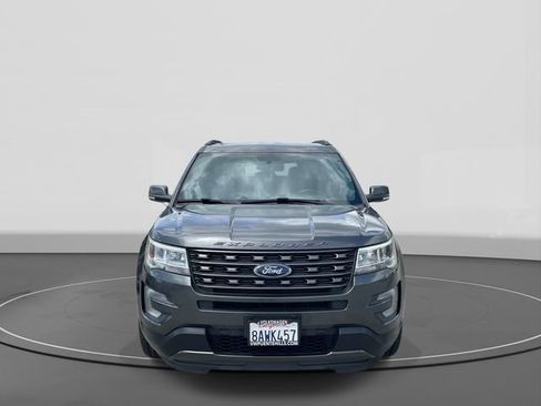 Used 2017 Ford Explorer XLT w/ Equipment Group 202A FWD image 2