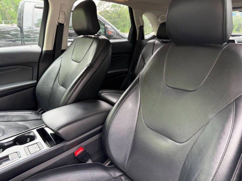Used 2019 Ford Edge Titanium w/ Equipment Group 301A FWD image 17