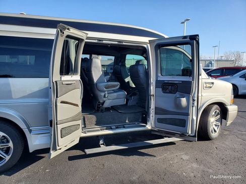 Used 2018 GMC Savana 2500 w/ Enhanced Convenience Package image 21