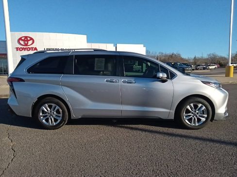 Used 2022 Toyota Sienna Limited image 2