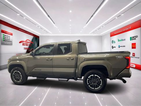 Used 2024 Toyota Tacoma TRD Sport AWD/4WD image 4