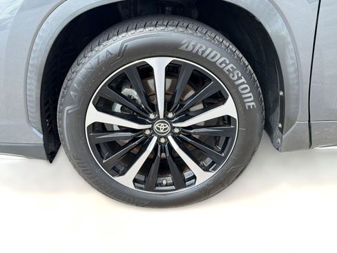 Used 2021 Toyota Highlander XSE FWD image 12