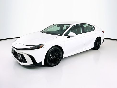 Used 2025 Toyota Camry SE image 3