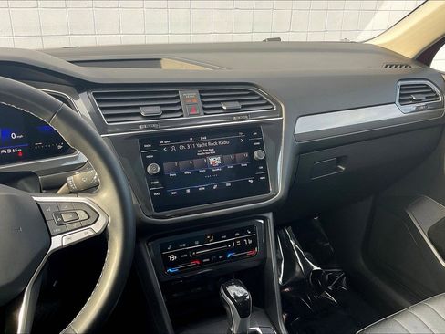Used 2022 Volkswagen Tiguan SE w/ Panoramic Sunroof Package image 7