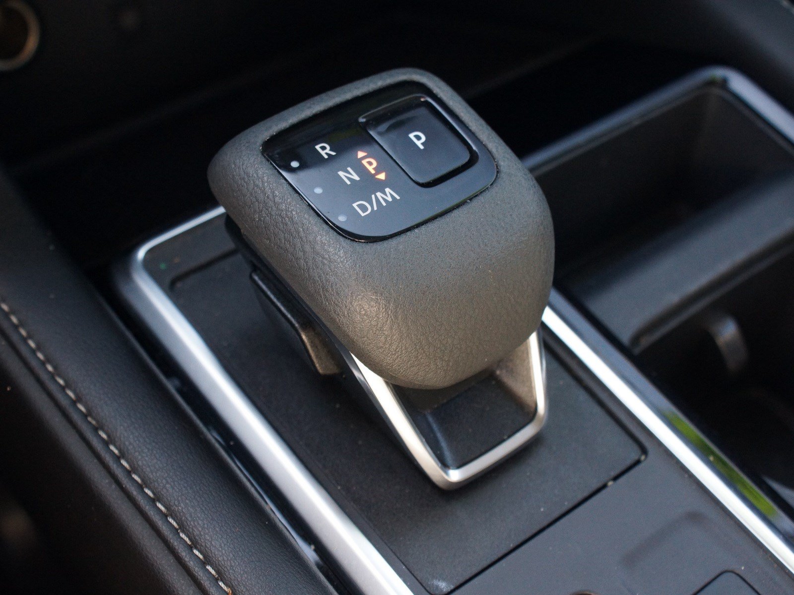 Used 2025 Nissan Pathfinder SL FWD image 12