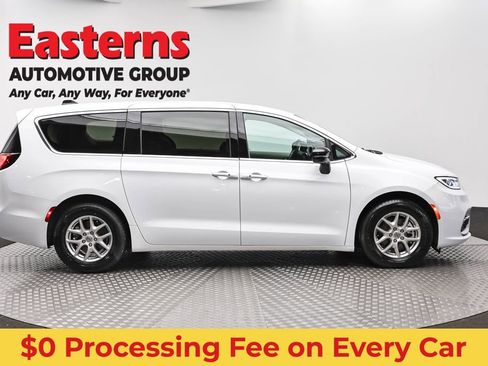 Used 2024 Chrysler Pacifica Touring-L FWD image 4