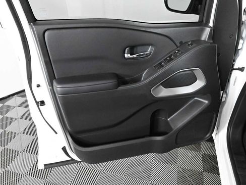 Used 2025 Nissan Frontier SV RWD image 16