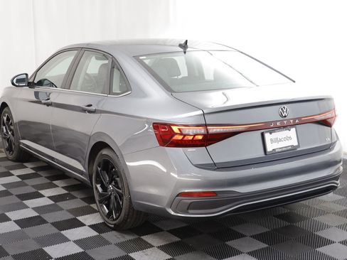 Used 2025 Volkswagen Jetta SE w/ Black Wheel Package image 15