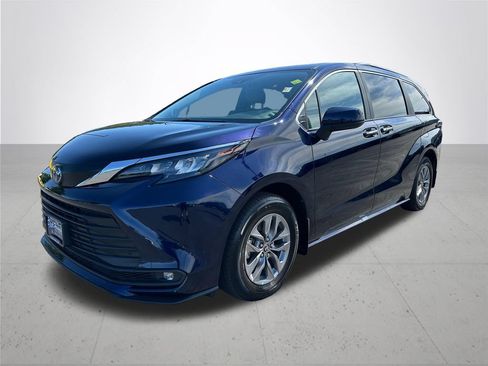 Used 2025 Toyota Sienna XLE AWD/4WD image 2