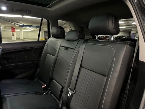 Used 2023 Volkswagen Tiguan SE w/ Panoramic Sunroof Package image 21
