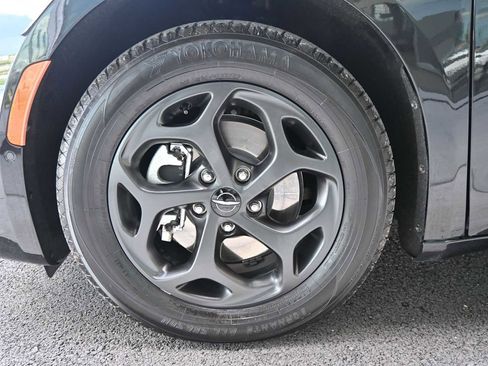 Used 2021 Chrysler Pacifica Touring-L w/ Uconnect Theater Family Group FWD image 4