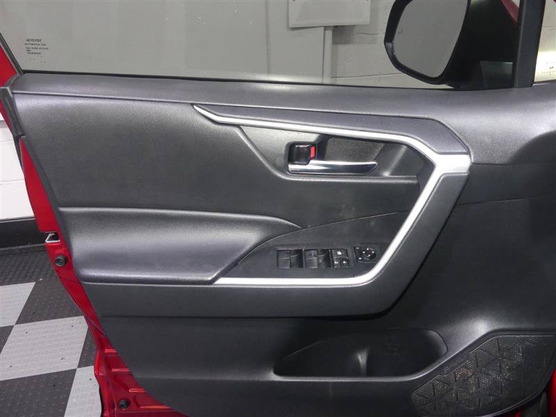 Used 2021 Toyota RAV4 XLE AWD/4WD image 18