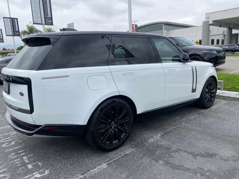 Used 2023 Land Rover Range Rover SE AWD/4WD image 3