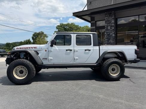 Used 2024 Jeep Gladiator Mojave w/ Technology Group AWD/4WD image 16