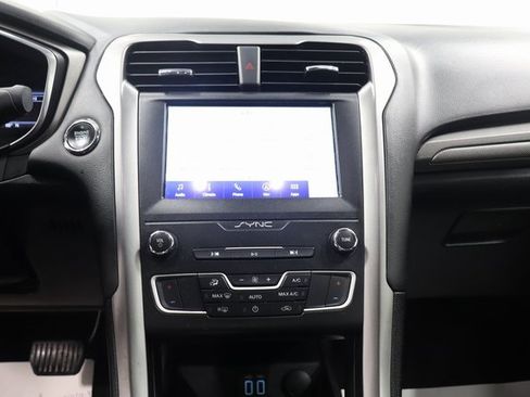 Used 2020 Ford Fusion SE image 21