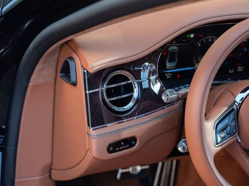 Used 2025 Bentley Flying Spur Plug-In Hybrid AWD/4WD image 25