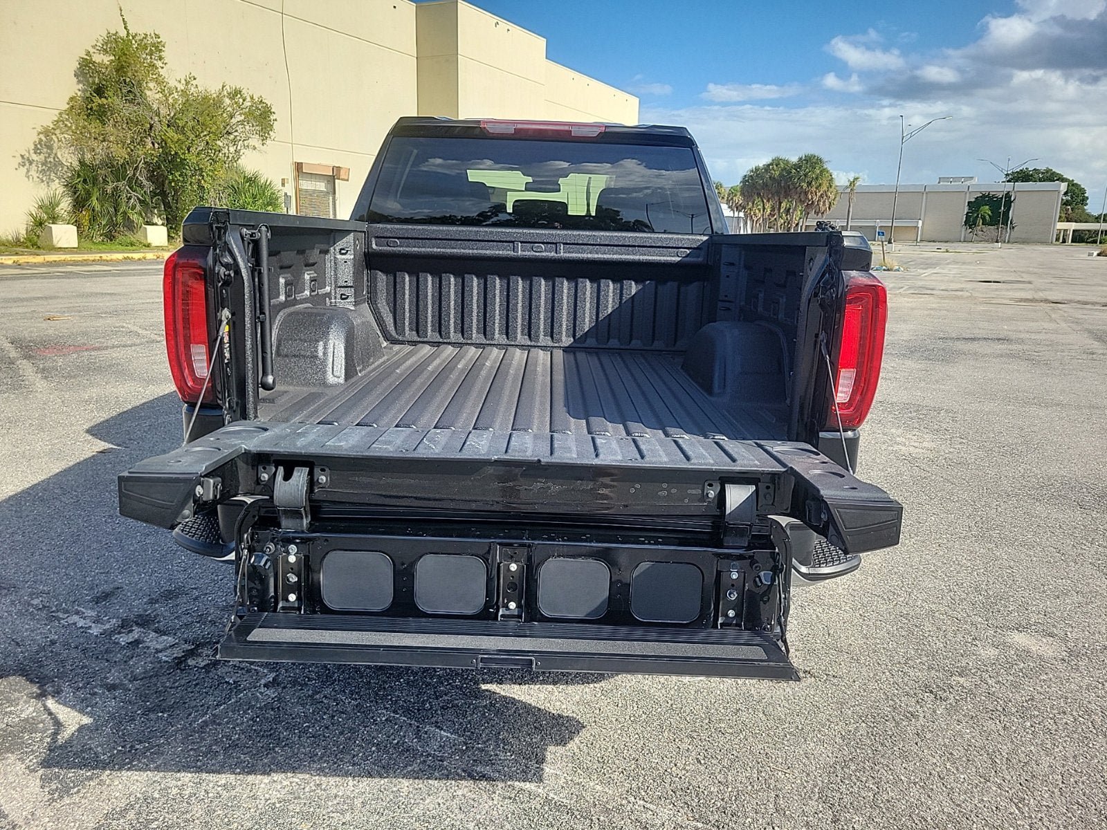 Certified 2025 GMC Sierra 1500 SLT RWD image 9