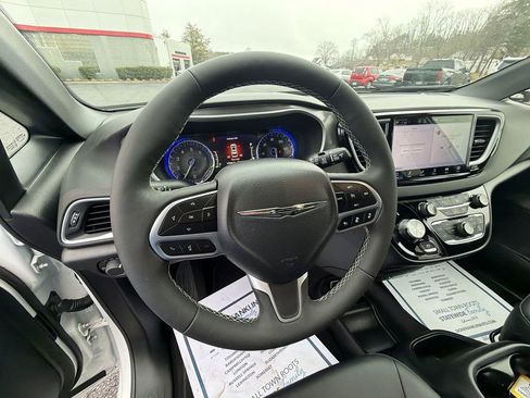 Used 2025 Chrysler Voyager LX image 20