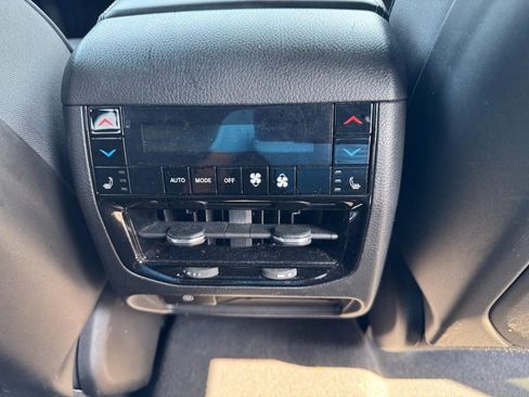 Used 2022 Jeep Grand Cherokee Overland w/ Luxury Tech Group IV AWD/4WD image 16