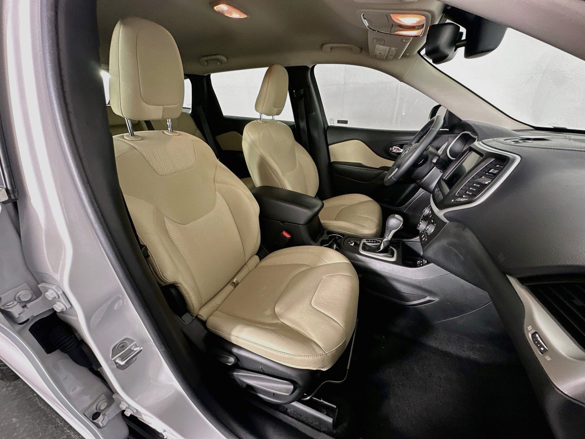 Used 2015 Jeep Cherokee Latitude w/ Comfort/Convenience Group FWD image 29