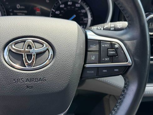 Used 2021 Toyota Highlander XLE AWD/4WD image 22