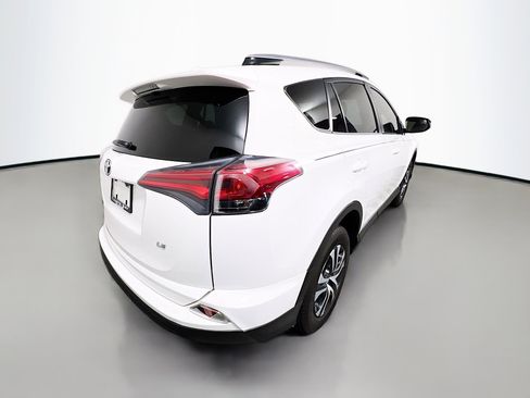Used 2018 Toyota RAV4 LE FWD image 4