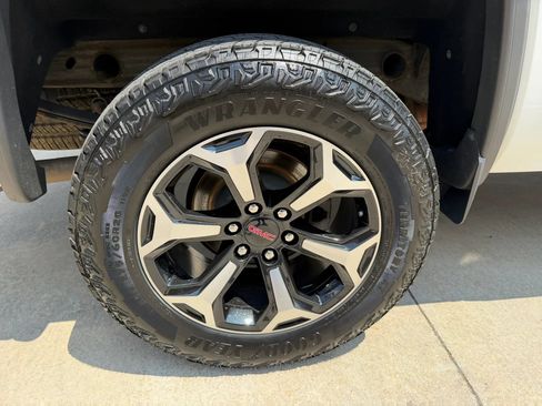 Used 2018 GMC Sierra 1500 SLT AWD/4WD image 70