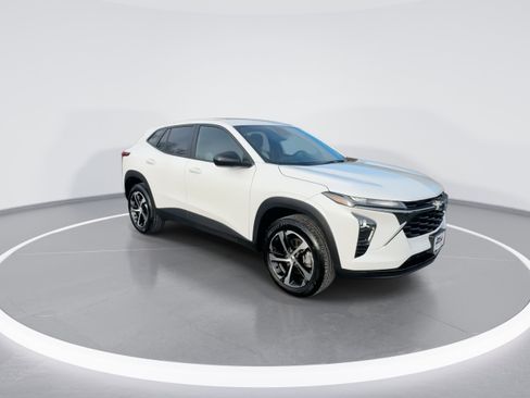 Used 2024 Chevrolet Trax RS w/ Driver Confidence Package image 2