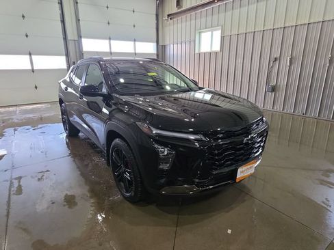 Used 2025 Chevrolet Trax ACTIV w/ Driver Confidence Package FWD image 2